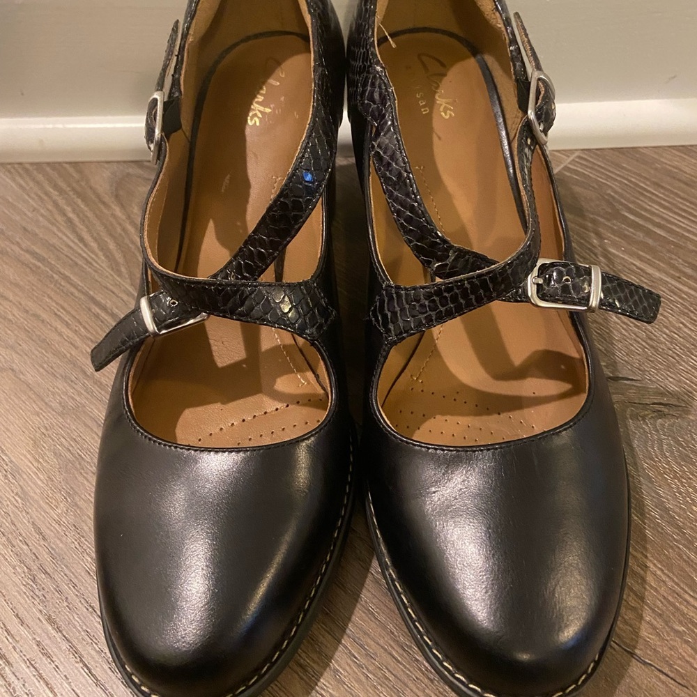 Black Clark’s Mary Jane’s two tone. Size 8m 2.5 inch heel.